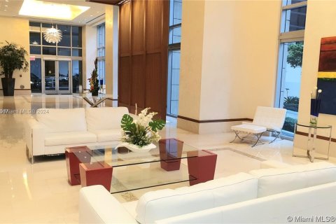 Condominio en alquiler en Miami, Florida, 56.11 m2 № 1282260 - foto 1