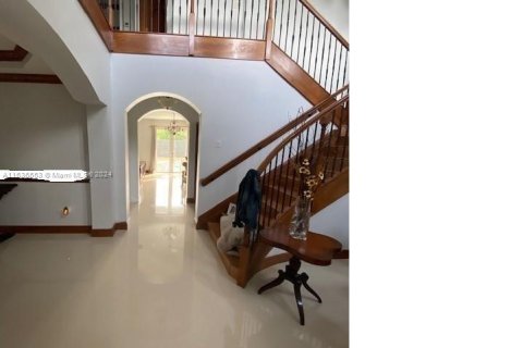 House in Miami, Florida 5 bedrooms, 241.36 sq.m. № 1306228 - photo 5