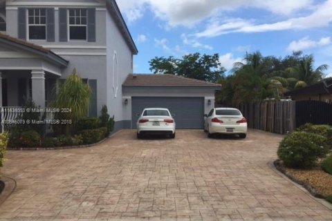 House in Miami, Florida 5 bedrooms, 241.36 sq.m. № 1306228 - photo 3