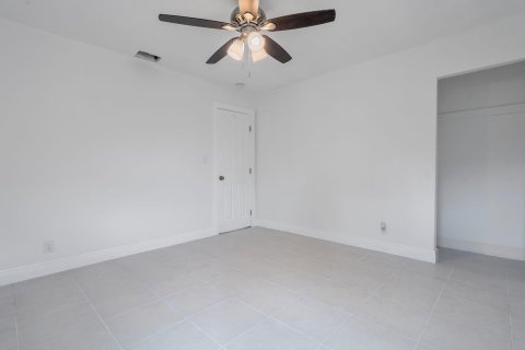 House in Oakland Park, Florida 2 bedrooms, 92.53 sq.m. № 1054641 - photo 14