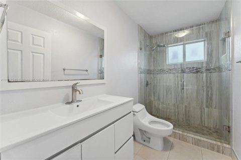 House in Miami, Florida 4 bedrooms, 164.99 sq.m. № 1238905 - photo 25