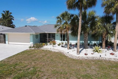 House in Port Charlotte, Florida 3 bedrooms, 139.73 sq.m. № 1195517 - photo 1