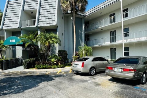 Copropriété à vendre à Tamarac, Floride: 2 chambres, 88.26 m2 № 1352259 - photo 1