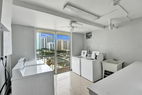 Condominio en venta en Hallandale Beach, Florida, 2 dormitorios, 124.49 m2 № 1226767 - foto 22