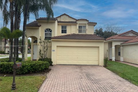 House in Pembroke Pines, Florida 4 bedrooms, 194.35 sq.m. № 1080020 - photo 1