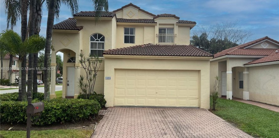 House in Pembroke Pines, Florida 4 bedrooms, 194.35 sq.m. № 1080020