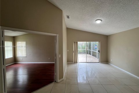 House in Pembroke Pines, Florida 4 bedrooms, 194.35 sq.m. № 1080020 - photo 9