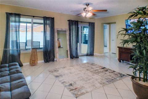 House in Coral Springs, Florida 5 bedrooms, 193.98 sq.m. № 1091366 - photo 8