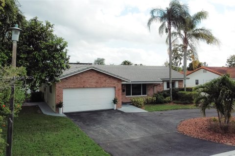 House in Coral Springs, Florida 5 bedrooms, 193.98 sq.m. № 1091366 - photo 2
