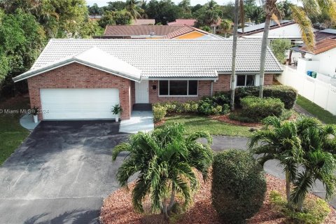 House in Coral Springs, Florida 5 bedrooms, 193.98 sq.m. № 1091366 - photo 18