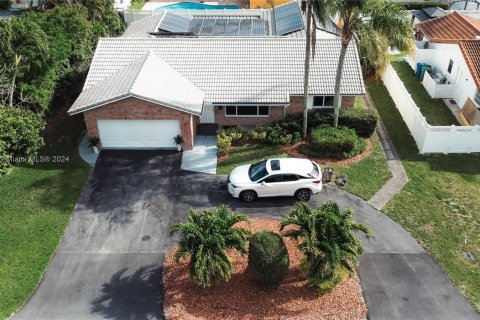 Купить виллу или дом в Корал-Спрингс, Флорида 5 спален, 193.98м2, № 1091366 - фото 1