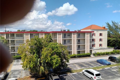 Condo in Lauderdale Lakes, Florida, 1 bedroom  № 1320912 - photo 1