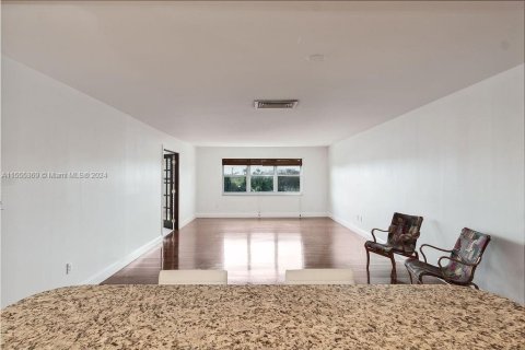 Condominio en alquiler en Miami Shores, Florida, 2 dormitorios, 136.1 m2 № 1076434 - foto 19