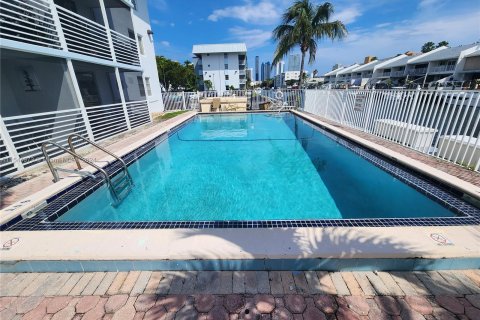 Copropriété à vendre à North Miami Beach, Floride: 1 chambre, 75.44 m2 № 1049464 - photo 4