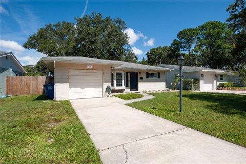 House in Saint Petersburg, Florida 3 bedrooms, 122.26 sq.m. № 1343481 - photo 1