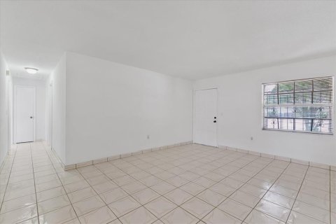 Casa en venta en Tampa, Florida, 5 dormitorios, 188.22 m2 № 1343482 - foto 17