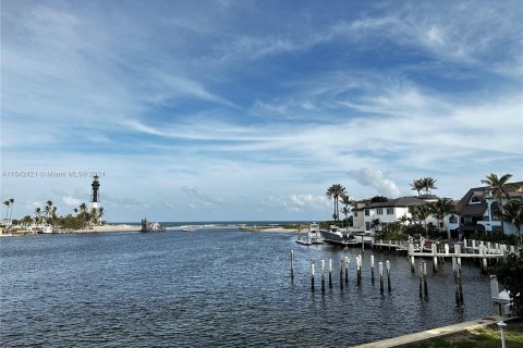 Condo in Pompano Beach, Florida, 1 bedroom  № 1040485 - photo 1