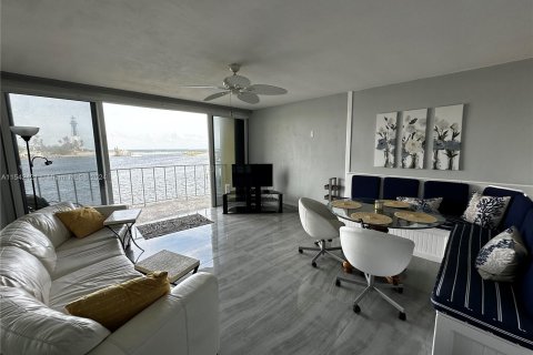 Copropriété à vendre à Pompano Beach, Floride: 1 chambre, 79.9 m2 № 1040485 - photo 4