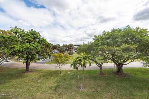 Condo in Lauderhill, Florida, 2 bedrooms  № 1031839 - photo 2