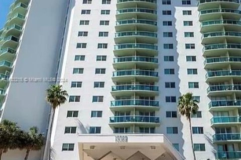 Condo in Sunny Isles Beach, Florida, 1 bedroom  № 1293732 - photo 1