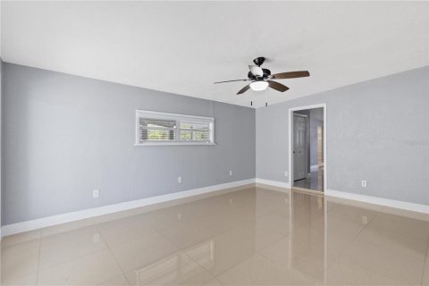 Casa en venta en Tampa, Florida, 5 dormitorios, 191.84 m2 № 1342252 - foto 25