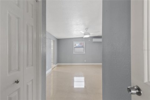 Casa en venta en Tampa, Florida, 5 dormitorios, 191.84 m2 № 1342252 - foto 28