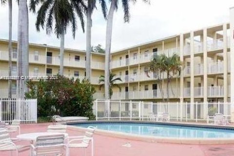 Condominio en venta en Lauderhill, Florida, 1 dormitorio, 68.28 m2 № 1059627 - foto 1