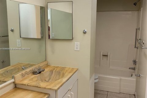 Condo in Lauderhill, Florida, 1 bedroom  № 1059627 - photo 12