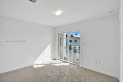 Townhouse in Florida City, Florida 2 bedrooms, 105.91 sq.m. № 1054496 - photo 26