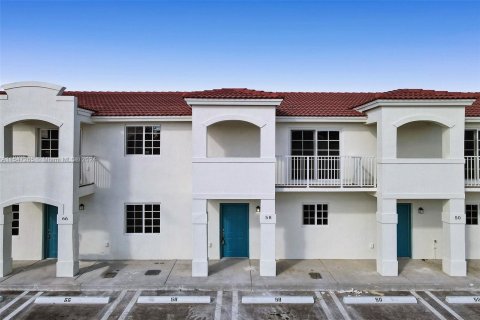 Townhouse in Florida City, Florida 2 bedrooms, 105.91 sq.m. № 1054496 - photo 1