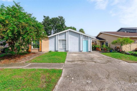 House in Tampa, Florida 3 bedrooms, 110.37 sq.m. № 1371373 - photo 1