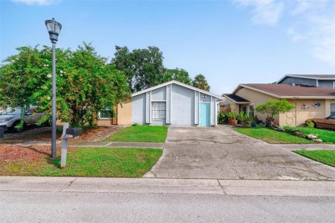 House in Tampa, Florida 3 bedrooms, 110.37 sq.m. № 1371373 - photo 2