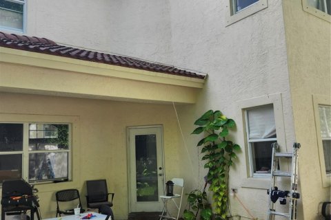 Villa ou maison à vendre à Hollywood, Floride: 4 chambres, 194.35 m2 № 1161688 - photo 1