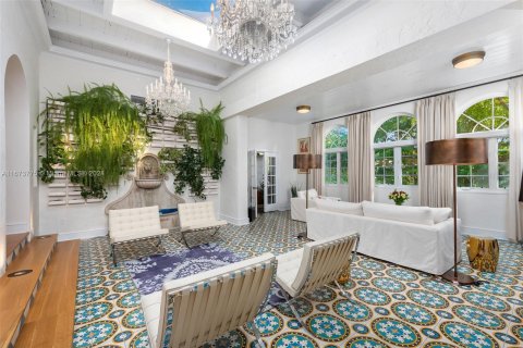 Casa en venta en Miami, Florida, 5 dormitorios, 456.8 m2 № 1397714 - foto 8