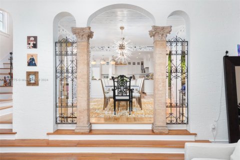 Casa en venta en Miami, Florida, 5 dormitorios, 456.8 m2 № 1397714 - foto 10