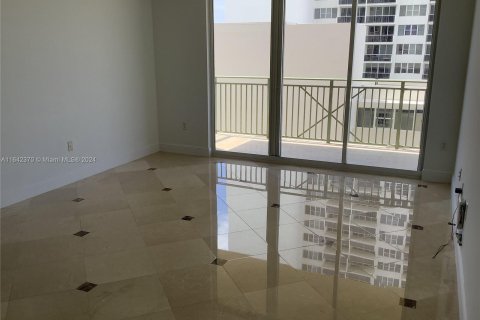 Condo in Hallandale Beach, Florida, 2 bedrooms  № 1328643 - photo 2