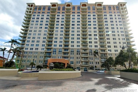 Condo in Hallandale Beach, Florida, 2 bedrooms  № 1328643 - photo 1