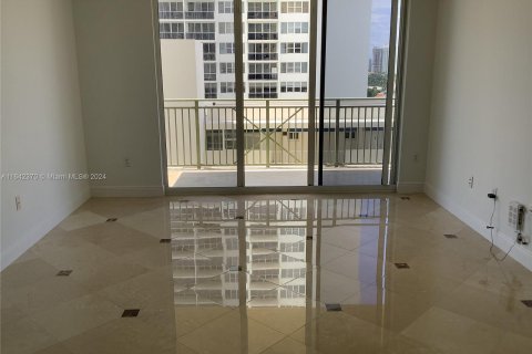 Condo in Hallandale Beach, Florida, 2 bedrooms  № 1328643 - photo 3