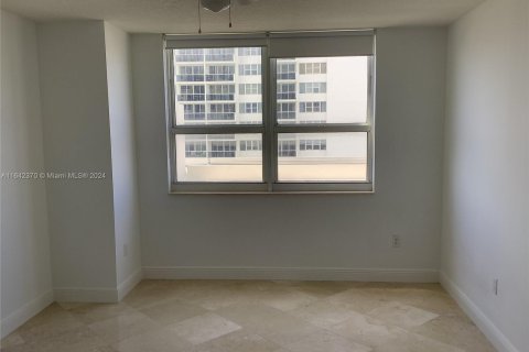 Condo in Hallandale Beach, Florida, 2 bedrooms  № 1328643 - photo 16