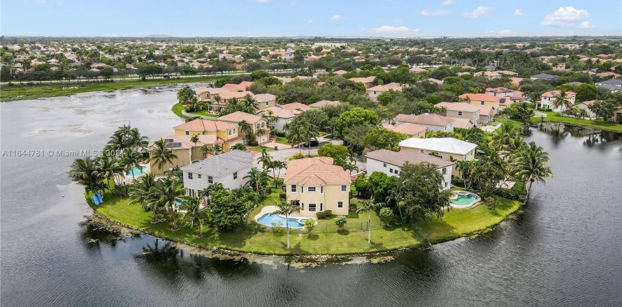 Villa ou maison à Miramar, Floride 4 chambres, 242.75 m2 № 1328642