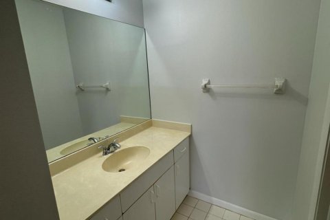 Снять в аренду таунхаус в Пемброк-Пайнс, Флорида 3 спальни, 159.05м2, № 1051028 - фото 5