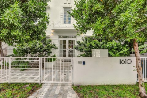 Condo in Miami Beach, Florida, 1 bedroom  № 1406398 - photo 1