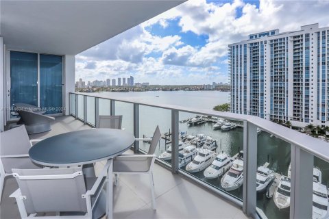 Condo in North Miami Beach, Florida, 2 bedrooms  № 1047049 - photo 1