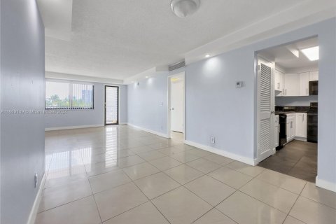 Condo in Hallandale Beach, Florida, 1 bedroom  № 1348394 - photo 6