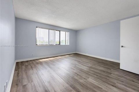 Condo in Hallandale Beach, Florida, 1 bedroom  № 1348394 - photo 12