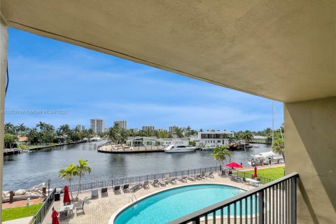 Condominio en venta en Hallandale Beach, Florida, 1 dormitorio, 92.53 m2 № 1348394 - foto 18