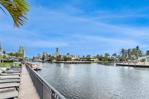 Condo in Hallandale Beach, Florida, 1 bedroom  № 1348394 - photo 21