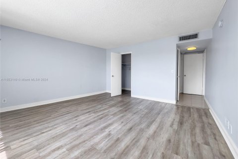 Condo in Hallandale Beach, Florida, 1 bedroom  № 1348394 - photo 14