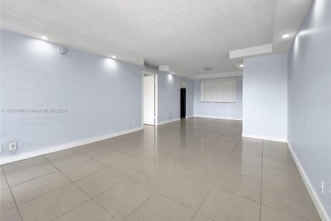 Condominio en venta en Hallandale Beach, Florida, 1 dormitorio, 92.53 m2 № 1348394 - foto 9