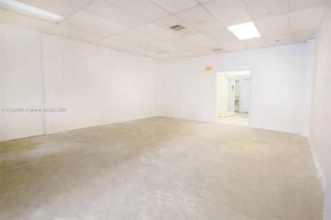 Commercial property in Hialeah, Florida № 1348425 - photo 18